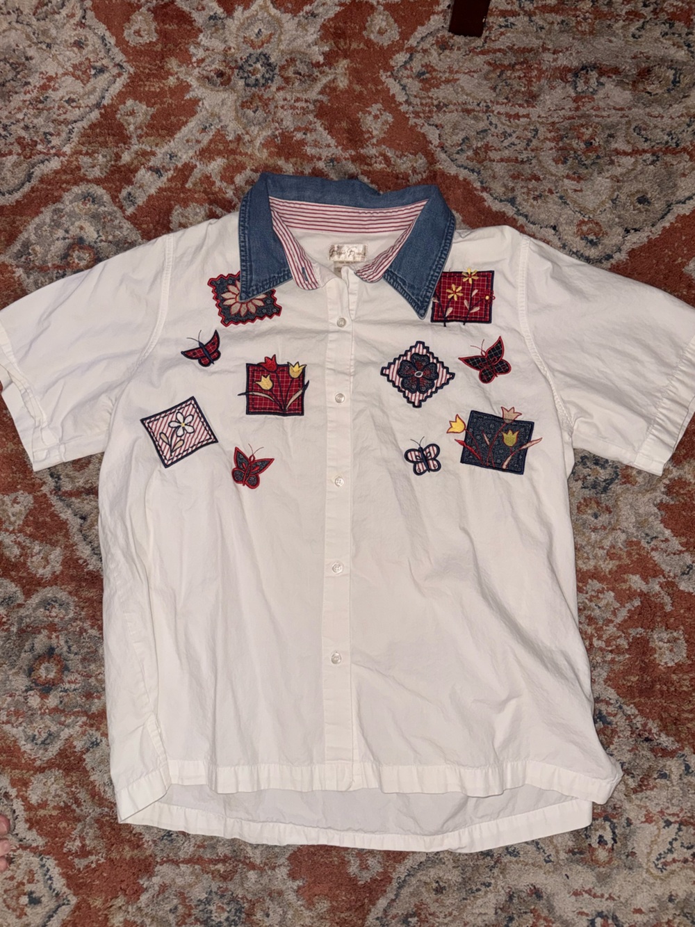 Vintage White Embroidered Short-Sleeve Button Shirt - Denim Collar